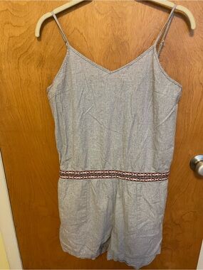 Light Gray Sleeveless Romper with Embroidered Waistband